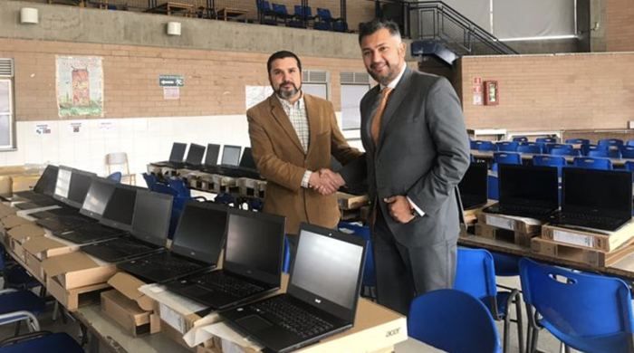 Remise d'équipements informatiques à un établissement