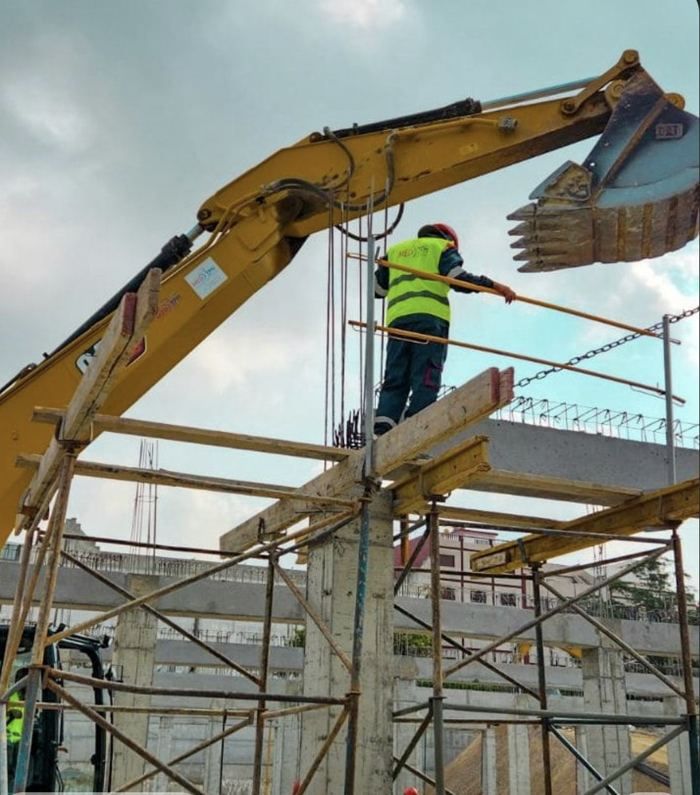 Chantier de construction, ouvrier sur échafaudage